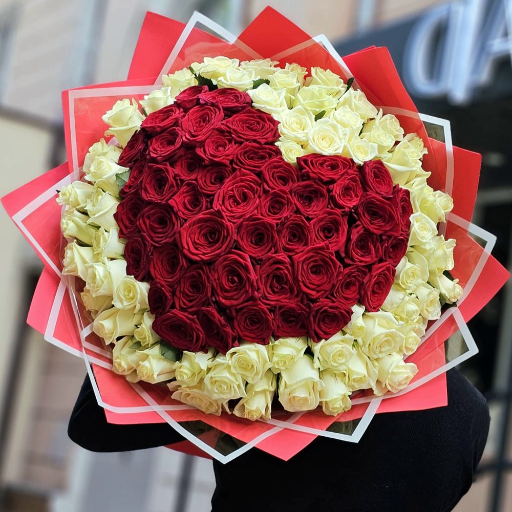 Сердце из 101 розы в оформлении