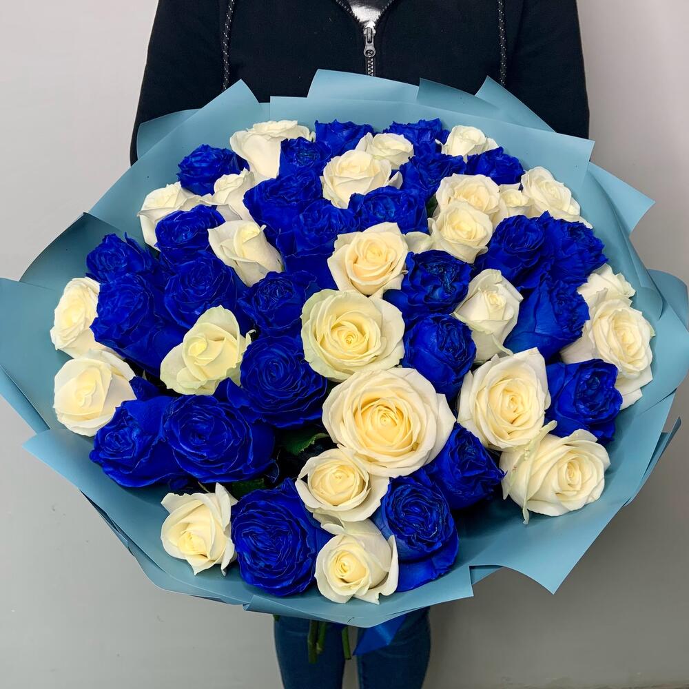 Букет из 51 синей и белой розы Эквадор