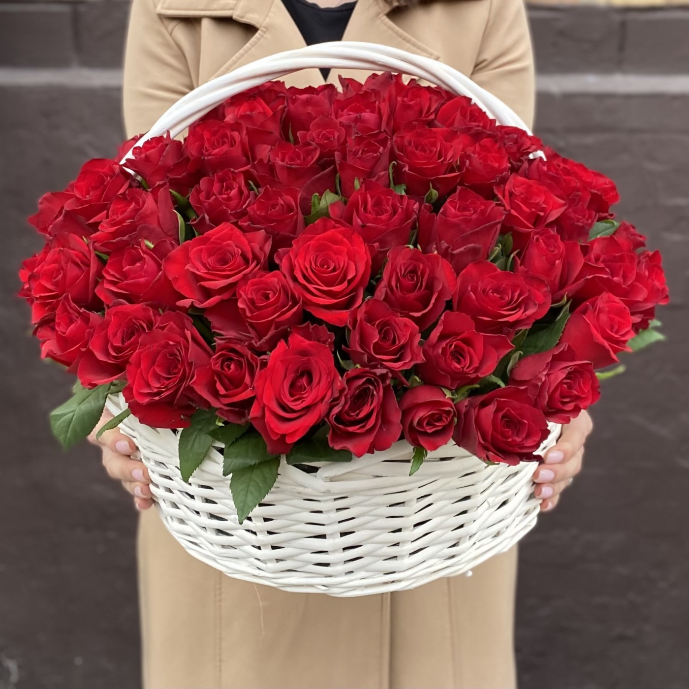 Корзина из 101 красной розы