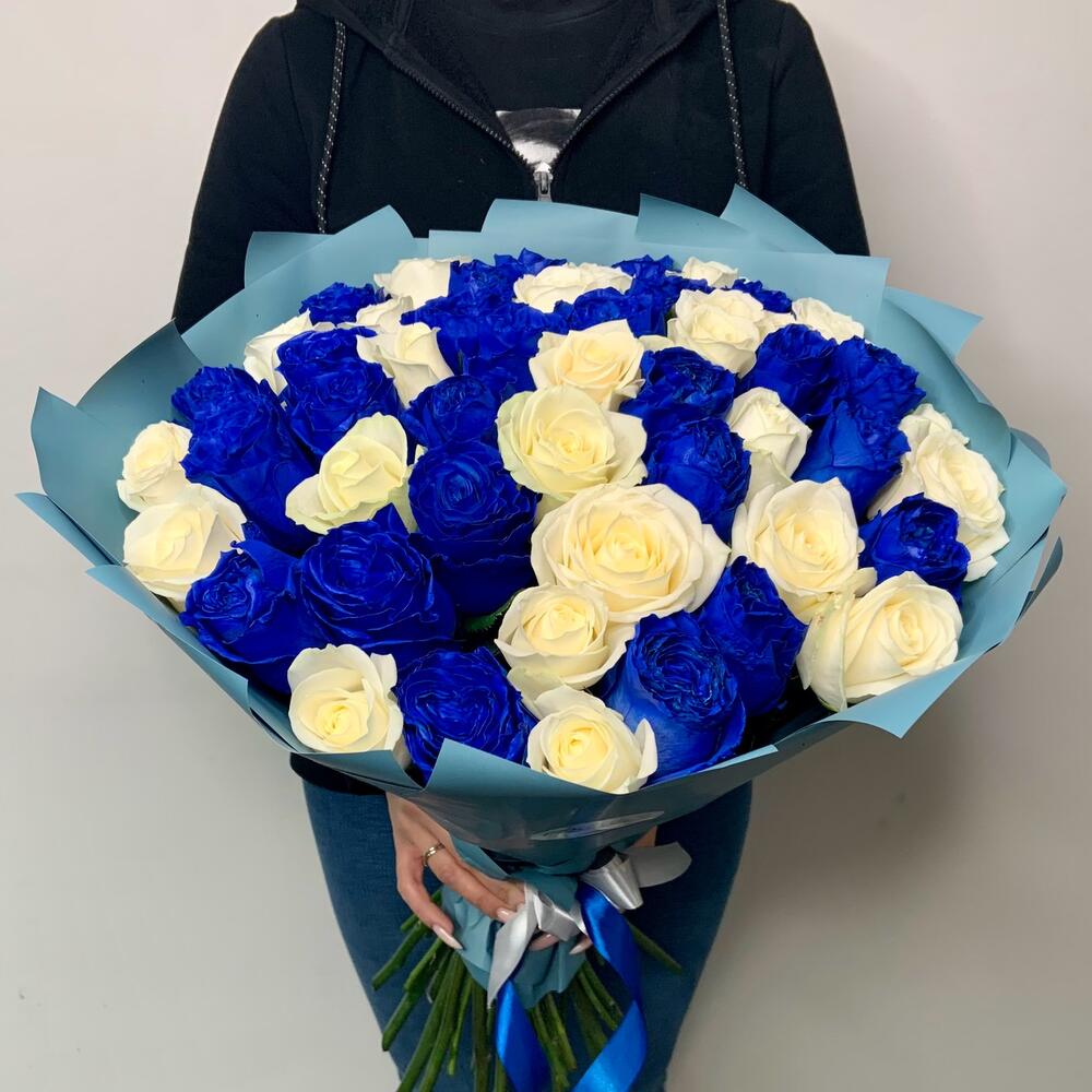 Букет из 51 синей и белой розы Эквадор