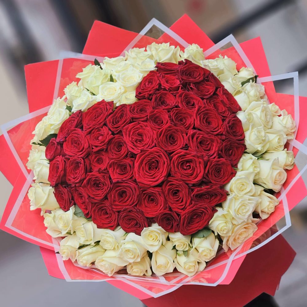 Сердце из 101 розы в оформлении