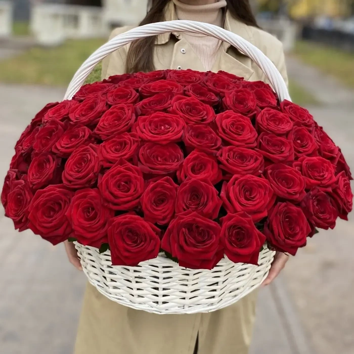 Корзина из 101 красной розы